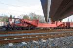   Schienentiefladewagen (Tragschnabelwagen) mit Sondereinrichtungen mit 12 Rads�tzen der Gattung Uaai 821 der HCS (Heavy Cargo + Service), eingestellt als 86 80 995 2 920-8 D-NCS, abgestellt am