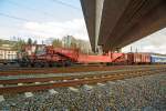   Schienentiefladewagen (Tragschnabelwagen) mit Sondereinrichtungen mit 12 Rads�tzen der Gattung Uaai 821 der HCS (Heavy Cargo + Service), eingestellt als 86 80 995 2 920-8 D-NCS, mit einem Gbs 256