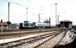 211 059-1 mit 2.Klasse Reisezugwagen DB Bm 231bis 233 und einem DR Reisezugwagen in Plattling am 02.08.1986.