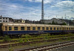 Der erste Klasse Reisezugwagen (Abteilwagen) D-CBB 56 80 10-40 125-1 der Gattung Am 208 der Centralbahn GmbH (Mönchengladbach), eingereiht im Zugverband eines mit 12 Wagen sehr langen Sonder-