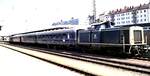 211 207-6 mit 3 Schürzenwagen ehemals Rheinpfeil und 211 268-8  bei der Stadtrundfahrt am anderen Ende in Passau am 02.08.1986.
