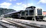 211 207-6 mit 3 Schürzenwagen ehemals Rheinpfeil und 211 268-8  bei der Stadtrundfahrt am anderen Ende in Passau, am Wendepunkt am 02.08.1986.