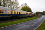 Der historische Rheingold-Aussichtswagen/Panoramawagen (DomCar) D-RhBG 56 80 81-71 002-8 der Gattung ADm, der Rheingold-Zug Betriebsgesellschaft mbH, eingereiht im Zugverband in einen Sonderzug, hier am 22 April 2017 in Obererbach (Westerwald) auf der Oberwesterwaldbahn.

Bei dem Aussichtswagen der Gattung SRmz, handelt es sich um das ehemalige DomeCar DB 10 432 AD4üm-62 als 1. Klasse Aussichtswagen für den Fernschnellzug Rheingold (F-Zug), der 1962 von Wegmann & Co. in Kassel unter der Fabriknummer 6656 gebaut wurde. Ab 1966 Deutsche Bundesbahn - DB 10 532 AD4ümh 101und später DB 61 80 88-80 002-0 ADmh 101. Fünf dieser Aussichtswagen im Stil der US-amerikanischen Domecars wurden von Wegmann für die Deutschen Bundesbahn (DB) gebaut, die sie für luxuriösen Fernschnellzug Rheingold, der ausschließlich die 1. Klasse führte, beschaffte. Zwei für jedes Zugpaar und ein weiterer Wagen dient als Betriebsreserve.

1963 wurden zwei nahezu baugleiche Wagen für den Rheinpfeil in Betrieb genommen, äußerlich an den größeren Panoramafenstern (vier statt acht) erkennbar. Sie hatten die abweichende Gattungsbezeichnung AD4üm-63, außerdem trugen sie ursprünglich statt des Rheingold-Schriftzuges die Anschrift „Deutsche Bundesbahn“. 1965 wurden beide Züge zu Trans-Europ-Express-Zügen (TEE) heraufgestuft.

Ab 1971 wurden die TEE-Züge in Deutschland weitestgehend in das neu geschaffene Intercity-Netz integriert und der fahrplanmäßige Einsatz der Aussichtswagen 1973 beendet. 1976 wurden sie an die Internationale Apfelpfeil-Organisation (IAO, mit vollem Namen IAO Internationale Apfelfahrten Organisation Helmut Th.K.Rall International Arrangements Organization GmbH & Co. KG, besser bekannt als Apfelpfeil), einen Reiseveranstalter mit Sitz in Freudenstadt-Grüntal, verkauft. Die IAO baute die Kuppeln um und verringerte deren Höhe um 20 cm, was den Fahrzeugen ein Lichtraumprofil gab, das deren freizügigen Einsatz in ganz Europa ermöglichte. Als die IAO in die Insolvenz fiel, kaufte das Reisebüro Mittelthurgau die Fahrzeuge, ertüchtigte sie für den Einsatz mit 200 km/h und vermarktete mit ihnen Schienenkreuzfahrten unter der Marke TEE Panorama. Anschließend 1999 wurden sie an die Veolia-Tochter Tågkompaniet verkauft, die sie als AFS1 bzw. AFS2 (mit Notbremsüberbrückung) mit den Nummern 201 bis 205 bezeichnete. Die Wagen wurden weiß-grün foliert und mit großen Tierbildern versehen: Vielfraß (201), Fuchs (202), Luchs (203), Elch (204) und Bär (205). So verkehrten die Wagen von 1999 bis 2003 zwischen Stockholm und Narvik.

Dann wurden die Wagen einzeln an unterschiedliche Eigentümer veräußert:
Nr. 10551 kam 2005 zu einem Reiseveranstalter in den Niederlanden.
Nr. 10552 übernahm der Freundeskreis Eisenbahn Köln und unterhält ihn betriebsfähig (dieser hier), aber nur noch für eine Höchstgeschwindigkeit von 160 km/h. 
Nr. 10553 wurde von der Vulkan-Eifel-Bahn Betriebsgesellschaft (VEB) übernommen. Im April 2011 kaufte ihn das Eisenbahnverkehrsunternehmen RailAdventure für 40.000 Euro, sanierte ihn in mehrjähriger Arbeit grundlegend und baute ihn dabei zu einem modernen Salonwagen um.
Nr.10554 wurde ebenfalls von der VEB übernommen, später von der AKE-Eisenbahntouristik gekauft und dort im AKE-Rheingold eingesetzt.
Nr. 10555 übernahm die Deutsche Bahn Stiftung, Trägerin der Museen der DB AG. Er steht als Info-Zentrum im Güterbahnhof Coburg.

LENENSLAUF von diesem Wagen (Nr. 10552):
• 1962 bis 1966 - DB 10 432 AD4üm-62
• 1966 bis 1971 - DB 10 552 AD4üm-63
• 1971 bis 1976 - DB 61 80 81-80 002-0 ADmh 101
• 1976 bis 1989 - IAO (Apfelpfeil) 51 80 09-42 912-8 WGm
• 1989 bis 1999 - RBMT (Reisebüro Mittelthurgau) 51 80 09-80 202-7 WGm 038.8, eingestellt über die SBB
• 1999 bis 2005 - TKAB AFS 1 – 202 „Fuchs“ (Veolia-Tochter Svenska Tågkompaniet AB), 
2005 bis 2008 - ADümh101 56 80 81-80 002-7 (Privateigentum, Leihgabe an FEK - Freundeskreis Eisenbahn Köln e.V.)
seit 2008 - D-RhBG 56 80 81-71 002-8 ADm der Rheingold-Zug Betriebsgesellschaft mbH

TECHNISCHE DATEN (DomeCar):
Spurweite: 1.435 mm
Anzahl der Achsen: 4 in 2 Drehgestellen
Länge über Puffer: 26.400 mm
Drehzapfenabstand: 19.000 mm
Eigengewicht: 51,4 t
Höchstgeschwindigkeit: 160 km/h (zeitweise 200 km/h)
Ausstattung: Aussichtskanzel mit 3 Tischen á 4 Personen, 3 Tischen á 2 Personen, 4 Tische für Einzelpersonen, 2 Abteile 1. Klasse mit 6 Plätzen. Bar- und Speiseraum mit 4 Tischen á 2 Personen, Bar, Sitzgruppe, WC, Abstell- und Kühlmöglichkeit im Untergeschoss.