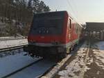 Eine N - Wagen Garnitur mit einem Wittenberger Kopf und 143 827 als Schublok erreicht als Rb aus Ulm am 23.01.17 Geislingen an der Steige.
