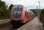 Der klimatisierte Doppelstock-Steuerwagen der zweiten Wagenklasse (DoSto-Steuerwagen) D-DB 50 80 86-75 050-4, der Gattung/Bauart DBpbzfa 763.8, eingereiht im Zugverband (Zugschluss) des rsx -