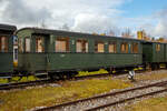 Der schmalspurige vierachsige 2.Klasse Personenwagen mit geschlossenen Plattformen B12, der Gattung KB4, ex BZB B12, Museumsbahn Alpbähnle Amstetten-Oppingen (gehört zu den Ulmer