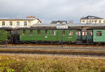 Vierachsiger 750 mm-Schmalspur 2.Klasse Altbau Personenwagen mit Traglastenabteil, offenen Plattformen und Holzdach, SDG 970-575 (ex DB 970-557, ex DR 970-557), der Gattung KB4 tr, der SDG -