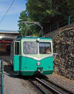 
Ein Elektrotriebwagen der Drachenfelsbahn beginnt am 06.06.2014 an der Talstation in Königswinter seine 1,5 km lange Bergfahrt zum Drachenfels hinauf. 

Die Drachenfelsbahn ist die älteste der vier noch betriebenen Zahnradbahnen in Deutschland. Sie wird nach einer eigenen „Bau- und Betriebsordnung für die Drachenfelsbahn (BO-DRACH)“ von der Bergbahnen im Siebengebirge AG betrieben. Die meterspurige Bahn, mit Zahnstangensystem Riggenbach, verbindet seit 1883 die im Rheintal gelegene Altstadt von Königswinter mit dem Siebengebirge und endet knapp unterhalb des Drachenfels-Gipfels. 

Die 1.520 Meter lange Strecke überwindet dabei 220 Höhenmeter, die maximale Steigung beträgt 20 Prozent. Das Stromsystem (über Oberleitung) beträgt 750 V DC (Gleichstrom). Sie wird als DB Kursbuchstrecke (KBS) 11001 geführt.

Die Drachenfelsbahn ist eine der meistgenutzten Zahnradbahnen Europas, bis heute beförderte sie mehr als 35 Millionen Fahrgäste. Neben der Bayerischen Zugspitzbahn, der Wendelsteinbahn und der Zahnradbahn Stuttgart ist die Drachenfelsbahn eine von nur noch vier betriebenen Zahnradbahnen in Deutschland. 
