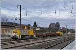 Die beiden Y 8507 und Y 8705 bereiten sich in La Roche sur Foron mit den beiden Dienstgüterwagen für ihre Fahrt vor.
