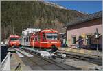In Montroc-Le-Planet kreuzen sich der TMR BDeh 4/8 22 als TER 18914 von Vallorcine nach Saint-Gervais-Bains mit dem SNCF Z 800 003 (94 87 0000 806-3) der als TER 18959 von Les Houches nach Vallorcine unterwegs ist

26. Dez. 2025