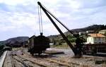 Alte Schmalspur-G�terwagen im Bahnbereich Digne am 17.08.1979. Wenn keine Werkstatt mit Hebeb�hne vorhanden ist, wird ein Verladekran eingesetzt.