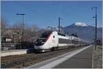 Grosskampftag bei der SNCF: Winterferien in Frankreich! Und so kommt auch TGV Verkehr auf die nur im Nahverkehr betrieben Strecken Annemasse - St-Gervais-les Bains-Le Fayet, wie der hier zu sehende inoui TGV 6480 von St-Gervais-les Bains-Le Fayet nach Paris Gare de Lyon, bestehend aus dem Duplex 236 mit dem führenden Triebkopf 93 87 00 29071-2 F-SNCF bei der Durchfahrt in St-Pierre-en Faucigny.

12. Februar 2022