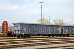 4-achsiger Drehgestellwagen mit Rolldach speziell f�r Tonerde, der Gattung Tamns (31 RIV 87 F-ERSA 0806 762-8) der Vermietungsfirma ERMEWA SA (100%Tochter der SNCF) abgestellt am 10.04.2016 in