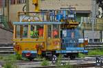 Oberleitungsreperaturfahrzeug K 45 2652 rangiert auf einem Nebengleis im Bahnhof Bozen.