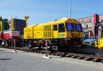 Die italienische VAIA CAR S.p.A. mit Sitz in Calvisano bei Brescia präsentierte auf der 29. Internationale Ausstellung Fahrwegtechnik 2025 (iaf) in Münster (hier am 20 Mai 2025) das Zweiwege-Schienenschweiß-Fahrzeug vom Typ Spark-Rail (als voll elektrischer Version), mit Schweißkopf vom Typ KUBE K355 (von VAIA CAR entworfen und patentiert). 

Das Fahrzeug ist mit vier hydraulischen Teleskopstabstützen ausgestattet, damit ist ein Anheben und seitliches Verschieben des Fahrzeugs für den Übergang von der Straße auf die Schiene und umgekehrt möglich. Zudem ermöglicht es das Anheben des Fahrzeugs für Wartungsarbeiten (z. B. Reifenwechsel).

TECHNISCHE DATEN:
Spurweite: 1.435 mm (Normalspur) 
Länge über Puffer: 8.550 mm
Breite: 2.550 mm (ohne Rückspiegel)
Höhe: 3.550 mm (auf Schiene)
Straßenräder Bereifung: MICHELIN Type 12.00 R 20 XZM (Ø 1.176 mm)
Schienenführung: absenkbare Spurkranzräder Ø 645 mm (neu)
Achsabstand Straßenräder: 3.800 mm
Achsabstand (Schienenräder): 4.950 mm
Laufraddurchmesser Schienenräder: 645 mm (neu)
Eigengewicht: ca. 31.000 kg
Höchstgeschwindigkeit: 25 km/h (Straße) / 42 km/h (auf Schiene)
