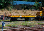 Zweiachsiger Flachwagen mit Bremserplattform und Seitenwandklappen abgestellt am 16.07.2022 beim Bahnhof Agropoli (Region Kampanien – Italien).