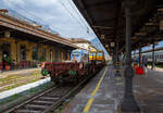 Das Italienische MerMec Gleisarbeitsfahrzeug IT-RFI 152 194-2 der RFI (Rete Ferroviaria Italiana) f�hrt am 08.09.2021 mit einem vierachsigen Flachwagen durch den Bahnhof Domodossola in Richtung