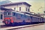Eine FS D 345 wartet in Domodossola mit einem Regionalzug in Domodossola auf die Abfahrt nach Novara. 

Analogbild vom Mai 1985