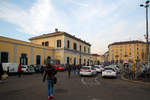 
Der Bahnhof Milano Porta Genova (Stazione di Milano Porta Genova) von der Straßenseite am 29.12.2015. 

Der Bahnhof wurde 1870 als Durchgangsbahnhof an der Bahnstrecke Milano–Mortara mit dem Namen Milano Porta Ticinese eröffnet, 1923 wurde er in Milano Porta Genova umbenannt. Mit der Stillegung des alten Bahnhofs Milano Centrale im Jahre 1931 wurde er Endstation der Bahnstrecke Milano–Mortara und somit zum Kopfbahnhof. 

Vom Bahnhof verkehren die Regionalzüge der Linie Milano–Mortara im stündlichen Taktverkehr, einige Zugpaare fahren in der Hauptverkehrszeit über Mortara weiter nach Alessandria.

Unter dem Bahnhof befindet sich der unterirdische U-Bahnhof Porta Genova, der von Zügen der Linie M2 der Metropolitana di Milano bedient wird. Und vor dem Bahnhof halten Straßenbahnen der ATM Linien 9 und 10.
