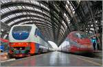 Nachdem ich in Milano im ETR 400 055 nach Firenze Platz genommen habe, bin ich gleich wider ausgestiegen: die soeben auf dem Nachbargleis angekommene E-Lok war der Grund. Die E 402 172 gehöret der FS Treni Turistici Italiani (abgekürzt TTI) und ist mit zahlreichen Liegewagen (und einer weiteren E 402) an anderen Ende des Zuges am Bahnsteig angekommen. 
Die UIC Nummer der Lok lautet: 91 83 2402 172-7 I-IT). Doch dann war es Zeit in den ETR 400 055 zurückzukehren. 

17. Sept. 2025
