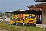 Mehrzweckfahrzeug OCPD 001, von Tesmec Rail, zur Wartung und Installieren von Oberleitungen mit Hilfe der an Bord installierten Spezialwerkzeuge, aufgenommen mit starkem Zoom, im Bahnhof von Verona