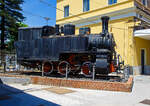 Die FS Schmalspur Zahnrad-Dampflokomotive R.370 012 als Denkmal am Bahnhof Catania Centrale am 17.07.2022. Die Zahnräder hat sie auch noch.

Die Dampflokomotive R.370 war eine mit Kohle befeuerte dreiachsige Lokomotive, die von den Italienische Staatseisenbahnen (FS - Ferrovie dello Stato Italiane) für den Einsatz auf den sizilianischen Schmalspurbahnen mit Zahnstangentrieb beschafft wurden. Die Dampflokomotiven der Gruppe R.370 wurden ab 1909 im Vorfeld auf die Inbetriebnahme der FS Schmalspurbahnen Siziliens von der Costruzioni Meccaniche di Saronno (Zweigwerk der Maschinenfabrik Esslingen) konstruiert und gebaut. Damals wurden die sehr wichtigen Schwefelabbaugebiete der Provinzen Enna, Caltanissetta und Palermo erschlossen.

Sie wurden hauptsächlich auf folgenden Bahnstrecken verwendet:
• Caltagirone - Piazza Armerina - Dittaino
• Dittaino – Assoro - Leonforte
• Agrigento-Naro-Licata
• Lercara-Filaga-Magazzolo
• Filaga-Palazzo Adriano

Es wurden insgesamt 48 dieser Dampflokomotiven gebaut. Die R.370 012 wurde 1915 gebaut und war auf der 81 km langen Bahnstrecke Caltagirone - Piazza Armerina – Dittaino, bis zur Einstellung der Strecke 1971, im Einsatz. Seit August 1985 ist sie im Bahnhof Catania Centrale als Denkmal aufgestellt. 

TECHNISCHE DATEN:
Spurweite: 950 mm
Zahnradantrieb: System Strub
Länge über Puffer: 7.678 mm
Achsabstände: 1.300 mm / 1.700 mm
Treibraddurchmesser: 950 mm
Dauerleistung: 400 PS
Maximale Zugkraft: 80 t
Höchstgeschwindigkeit: 35 km/h
Gewicht: 37 t