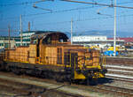 Für den Verschub fürs Trajekt-Manöver an den Ufern der Straße von Messina....
Die markante dieselelektrische Dieselrangierlokomotive D.145.2037 (98 83 2145 237-3 I-RFI) der RFI (Rete Ferroviaria Italiana) am 20.07.2022 in Messina Centrale. 

Sie hat gleich die Aufgabe unseren Trenitalia InterCity Notte ICN 1962 von Syrakus (Siracusa) nach Milano Centrale, auf die RFI Eisenbahnfähre Iginia II zu rangieren. Dafür sind vor der Lok zwei Flachwagen der Gattung Rgs o.ä. und der Trenitalia 2. Klasse MDVC-Reisezugwagen 50 83 21-87 780-7 I-TI der Gattung nB als Schutzwagen. Obwohl ich auch moderne Vossloh DE 18 sehen konnte, verwendet man doch wohl noch eher diese älteren (aus den 1980er-Jahren) Dieselrangierlokomotive der (Baureihe) Gruppo D.145 der Serie 2000.

Hier in der Straße von Messina zwischen Messina und Villa San Giovanni, gibt es den einzigen Trajektverkehr im Mittelmeer. Es werden Personen- und Güterzüge verladen. Nach 1945 gab es verschiedene Brückenprojekte für die Meerenge, die aber bisher nicht realisiert wurden. 2013 wurde das letzte Projekt erneut verworfen.

Die Loks:
Die dieselelektrischen, 70 t schweren Dieselrangierlokomotiven D.145 der Serie 2000 mit der Achsfolge Bo`Bo` sollten Ende der 1970er Jahre die grundlegende Modernisierung der Italienischen Staatsbahn FS einleiten und wurden 1982 als erste Diesellokomotiven mit der ungewöhnlichen Orangen-Lackierung in Dienst gestellt. Die markanten, von der italienischen Firma Tecnomasio Italiano Brown Boveri in Vado Ligure entwickelten Lokomotiven erhielten für Italien eher untypische Mittelführerstände für eine optimale Übersicht bei Rangierfahrten.

Diese Lokomotiven verfügen über einen einzigen Dieselmotor, der einen Generator, der wiederum vier Elektromotoren antreibt, welche die einzelne Achse antreibt. Im Gegensatz zu der D.145.2000 gibt es auch die D.145 der Serie 1000, welche zwei Dieselmotoren und Generatoren haben. Die FS D.145 war die erste Diesellokomotive, die in der Geschichte der FS die ungewöhnliche Orangenlackierung erhielt. Der Rahmen ist auf zwei zweiachsigen Drehgestellen montiert. Der V 12-Zylinder-Dieselmotor mit Direkteinspritzung befindet sich im Frontaufbau. 

Die Lokomotiven eignen sich sowohl für den Güterzugdienst mit max. 100 km/h als auch für den schweren Rangierdienst mit verminderter Geschwindigkeit. Hierbei können die Modi volle Leistung und maximaler Traktionsaufwand, halbe Leistung mit halbem Traktionsaufwand und halbe Leistung mit maximaler Zugkraft gewählt werden. Beim Rangieren ist die Höchstgeschwindigkeit auf 30 km/h begrenzt.

TECHNISCHE DATEN:
Baujahre: 1983 – 1989
Gebaute Anzahl: 62
Spurweite:  1.435 mm (Normalspur)
Achsformel:  Bo´Bo´
Länge über Puffer: 15.500 mm
Drehzapfenabstand: 8.300 mm
Achsabstand im Drehgestell:  2.500 mm
Treibraddurchmesser:  1.040 mm (neu)
Dienstgewicht:  72,5 t
Höchstgeschwindigkeit:  100 km/h (im Rangiergang 30 km/h)
Dieselmotor: BRIF ID 36 SS12V
Motorleistung:  840 kW (1.140 PS) bei 1.800 U min Nennleistung
Dauerleistung am Rad:  680 kW (925 PS)
Max. Anfahrzugkraft: 205 kN