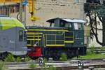 Diesellok 245 705-8 (98 83 2245 705-8 I-TI) rangiert in der Abstellung im Bahnhof Bozen mit einem Triebzug ETR 170.