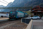 Leider sehr beschmiert....
In Doppeltraktion fahren zwei Brennerloks (ex Trenitalia E.412) am 26.03.2022 als Lokzug vom Brenner hinab kommend durch den Bahnhof Gossensaß/Colle Isarco in Richtung Bozen. Nochmal einen lieben Gruß an den netten Lokführer zurück. Vorne die E412 005 (91 83 2412 005-7 I-MIR) und dahinter die E412 018 (91 83 0412 018-4 I-MIR), beide gehören heute zur Mercitalia Rail Srl., die aber auch eine 100%tige Tochter der Ferrovie dello Stato Italiane (FS, deutsch Italienische Staatseisenbahnen) ist. Sie betreibt heute die Güterverkehrssparte. 

Beide wurden 1997 vom damaligen Hersteller ABB Tecnomasio in Vado Ligure (Italien), später Bombardier, heute Alstom, gebaut und an die Trenitalia S.p.A. geliefert. Die E.412 005 unter der Fabriknummer 7420 und die E.412 018 unter der Fabriknummer 7433. 

Die Brennerloks vom Typ Adtranz 112E sind ähnlich denen später von Bombardier (2001/2) gebauten 8 Loks für die polnische PKP - Polskie Koleje Państwowe vorgesehen EU43 vom Typ Bombardier 112E. Der Verkauf scheitere aus finanziellen Gründen seitens der PKP. Die 8 polnischen Loks sind danach an die italienische Privatbahngesellschaft RTC (Rail Traction Company) verkauft worden, die polnische Bezeichnung EU43 wurde später an Lokomotiven der TRAXX-Variante MS2 vergeben.

Ursprünglich war für beide Baureihen die Zulassung für Österreich und Deutschland vorgesehen. Die ÖBB hatte zunächst die Zulassung verweigert und erst 2006 erteilt.

Geschichte:
Im Jahr 1993 gaben die FS im Zuge der wachsenden internationalen Aktivitäten der europäischen Bahngesellschaften Mehrsystemlokomotiven in Auftrag, die sowohl im italienischen 3-kV-Gleichstromnetz als auch im Süden von Frankreich (1,5 kV =) und insbesondere für den Brennerverkehr auch im österreichischen und deutschen Netz (15 kV, 16,7 Hz) einsetzbar sein sollte. Die Lokomotiven sollten sowohl für schnelle EuroCity-Züge als auch für den Güterverkehr einsetzbar sein. Die vier Prototyp-Lokomotiven wurden ab 1996 vom damaligen Hersteller ABB Tecnomasio (heute Alstom) in Vado Ligure, Italien, gebaut. Dieses Werk produziert nahezu ausschließlich für den italienischen Markt. 

Technik:
Die Lokomotiven laufen auf Drehgestellen mit Integriertem Gesamtantrieb (IGA), der auch bei den Lokomotiven der DB-Baureihe 101 und den italienischen E405 vorhanden ist, die Stromrichter ähneln denen der SBB Re 460. Für den Antrieb werden Doppelsternmotoren verwendet, was Drehstrom-Asynchronmotoren mit zwei Wicklungssystemen in Sternschaltung im selben Gehäuse sind – eine eher unübliche Schaltung.

Der geschweißte Wagenkasten in Stahlleichtbaukonstruktion stützt sich über Flexicoil-Schraubenfedern auf die Drehgestelle ab. Die Seitenwände aus Aluminium sind zur Erhöhung der Steifigkeit gesickt. Der estergekühlte Transformator ist wie bei Neubaulokomotiven üblich unterflur angeordnet. Die Lokomotive ist mit Gruppenantrieb ausgeführt, wobei eine Antriebsgruppe aus einer Achse aus dem Drehgestell 1 und einer aus dem Drehgestell 2 besteht, eine ebenfalls unübliche Anordnung.

Die Lokomotiven verfügt über eine elektrische Nutzbremse. Es sind zwei Einholmstromabnehmer der Bauart WBL 85 vorhanden, je einer für Gleichspannung (Führerstand A, italienische Palette) und Wechselspannung (Führerstand B, deutsch-österreichische Palette).

In der Lokomotive sind zwei Stromrichter angeordnet. Unter Wechselstromsystemen wird die sekundärseitige Spannung des Haupttransformators in einem Vierquadrantensteller (4QS) in eine Gleichspannung umgewandelt, welche in einen Gleichstromzwischenkreis eingespeist wird. Unter den Gleichstromsystemen erfolgt die Speisung des Zwischenkreises direkt aus der Fahrleitung.

Die Pulswechselrichter wandeln den Gleichstrom des Zwischenkreises in Dreiphasenwechselstrom zur Speisung der Fahrmotoren um. Im Gleichstromnetz sind zwei Pulswechselrichter in Serie geschaltet, die je ein Wicklungssystem der Fahrmotoren mit Strom versorgen, im Wechselstromsystem wird nur ein Pulswechselrichter benötigt, der die beiden parallel geschalteten Wicklungssysteme der Fahrmotoren mit Spannung versorgt.

Die Steuerung der Antriebe erfolgt durch ein rechnerunterstütztes Betriebssystem. Die Lokomotiven sind mit 18-poligen IS-Steckdosen für die UIC-Leitung, einer Vielfachsteuerung und einer Speiseeinrichtung der Zugsammelschiene für Reisezüge ausgerüstet. Lauftechnisch sind die Lokomotiven für eine Geschwindigkeit von 220 km/h ausgelegt, jedoch in Italien nur für 200 km/h zugelassen. Ausgerüstet wurden sie mit Fahrzeugeinrichtungen der Zugbeeinflussungen RS4 Codici (Italien) sowie punkt- und linienförmiger Zugbeeinflussung (Österreich und Deutschland). Von einem Einsatz in Frankreich wurde abgesehen.

Die E 412 wurden mit dem damals üblichen XMPR-Anstrich der FS ausgeliefert, werden seit 2021 aber im Rahmen von Hauptuntersuchungen auf den neuen rot-grauen Anstrich der FS-Tochter Mercitalia Rail umlackiert.

TECHNISCHE DATEN:
Spurweite:  1.435 mm (Normalspur)
Achsformel: Bo'Bo'
Länge: 19.400 mm
Drehzapfenabstand: 11.400mm
Achsabstand im Drehgestell: 2.650 mm
Dienstgewicht: 88 t
Höchstgeschwindigkeit: 150 km/h Italien / 140 km/h Deutschland / 120 km/h Österreich
Dauerleistung: 5.600 kW (15 kV AC) / 5.400 kW (3 kV DC) / 2.700 kW (1,5 kV DC)
Anfahrzugkraft: 280 kN
Stromsysteme: 15 kV, 16,7 Hz AC, 3.000 V DC und 1.500 V DC 
Anzahl der Fahrmotoren:  4× IGA-Drehstrom-Asynchronmotoren
Bremse: Druckluftbremse, el. Nutzbremse
Zugbeeinflussung: RS 4 Codici, PZB, LZB