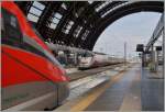 FS Fernverkehr in Milano: W�hrend ein ETR 400 auf die Abfahrt wartet erreicht ein Freccia-Bianca die sch�ne Halle von Milano Centrale.