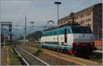 EXPO 2015 Verkehr in Domodossola: Während im Hintergrund der EC 323 Richtung Rho Fiera Expo fährt, macht sich E 444 043 für den EC 329 bereit.