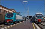 Sauber, p�nktlicher Treniatalia-Nahverkehr in Lucca: Zwei Regionalz�ge Fireneze - Viareggo kreuzen sich in Lucca.