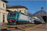 Die Trenitalia E 464 479 steht mit einem Trenord-Zug in Domodossoal.