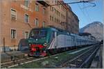 Als die Trenord 464 446 (91 83 2464 446-0 I-TN) mit ihrem Regionale R2419 nach Milano Centrale Domodossola verlässt, erreichen die ersten Sonnenstrahlen des Tages den Bahnhof. 

31. Okt. 2024