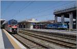 In Messina ist der FS Trenitalia ETR 104.053 angekommen und die FS Trenitalia E 464.292 wartet mit ihrem Nachtzug auf die Abfahrt in Richtung S�den. 

7. M�rz 2026
