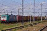 Lok 483 009 zieht einen Güterzug  durch den Güterbereich am Bahnhof Verona Porta Nuovo vorbei. 09.05.2025
