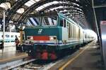 E 632 024 in grüner Testanstrich steht am 17 Juni 2001 in Milano Centrale.