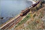 Kurz nach dem Bahnhof von  Taormina-Giardini ist diese FS 636 mit einem Güterzug auf dem Weg in Richtung Messina.