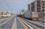 Noch einmal die E 625 048, deren frisch gestrichen Front ich von bereits vorhandenem Graffiti befreit: Die FS Mercitalia E 652 048 und eine weitere fahren mit einem Güterzug aus vierachsigen