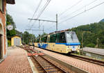 Der vierteilige SSIF Panoramatriebzug (ABe 12/16) von Locarno nach Domodossola erreicht am 02.08.2019 den Bahnhof Camedo (Tessin).
