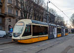 Der Triebwagen 7524 ein AnsaldoBreda  f�nfteiliger  Sirio  der Mail�nder Verkehrsgesellschaft Azienda Trasporti Milanesi (ATM) erreicht am 29.12.2015 als Linie 14 an der Station Lanza M2 in der Foro Buonaparte. Die f�nfteilig  Sirio  der ATM Serie 7500 und 7600 haben den Spitznamen  Sirietto .

Der AnsaldoBreda Sirio ist ein Niederflur-Gelenk-Stra�entriebwagen des italienischen Herstellers AnsaldoBreda (heute Hitachi Rail Italy), welches in mehreren europ�ischen St�dten in Betrieb ist. F�r die ATM in Mailand wurden zwischen 2003 und 2009 von AnsaldoBreda in Neapel 68 dieser Einrichtungsfahrzeuge geliefert, die bei der ATM als Baureihe 7500 (35 St�ck) und als Baureihe 7600 (33 St�ck) gef�hrt werden. Sie sind komplett niederflurig, mit einer Bodenh�he von 350 mm, ausgef�hrt. Die Sirietto f�nfteilig und 26,45 m lang, der erste, dritte und f�nfte Wagenkasten ruhen jeweils auf einem Drehgestell, der zweite und vierte Wagenkasten sind als Laufwerksloses schwebendes Mittelteil (S�nfte) ausgef�hrt. 

Die 35 St�ck der ATM Serie 7500 hatte im Heckmodul urspr�nglich keine T�r und waren 25,15 m lang. Die Fahrzeuge wurden aber sp�ter modifiziert. Heute unterscheiden sie sich von ATM Serie 7600 �u�erlich nicht mehr, lediglich die interne Bordausr�stung ist etwas anders.

TECHNISCHE DATEN:
Spurweite: 1.435 mm
Achsformel: Bo' 2' Bo'
Stromsystem: 550 bis 600 V DC (=)
Baujahre:  2003 bis 2009 (Serie 7500) und 2008 bis 2009 (Serie 7600)
Gebaute St�ck:  68 
Hersteller: AnsaldoBreda (heute Hitachi Rail Italy)
L�nge �ber alles: 26.450 mm
Achsabstand im Drehgestell: 1.700 mm
Lauf- und Treibraddurchmesser: 660 mm
Breite: 2.400 mm
H�he: 3.414 mm
Sitzpl�tze: 54
Stehpl�tze (6 Pers./m�): 152
Fu�bodenh�he: 350 mm
Leistung: 4 x 106 kW (424 kW)
H�chstgeschwindigkeit: 70 km/h
Niederfluranteil: 100 %