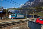 Die Trenitalia E 464.359 (91 83 2464 359-5 I-TI), eine Elektrolokomotive mit Mehrzweck-/Gepäckabteil vom Typ Bombardier TRAXX P160 DCP, schiebt am 28 März 2022 den Trenitalia