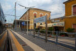 Der Bahnhof Lentini/Sizilien (italienisch Stazione di Lentini/Sicilia) bei km 154,4 an der Bahnstrecke Messina–Syrakus (RFI 152) am 19 Juli 2022.