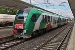 Diesel Triebzug ATR 220 – 034, kommt im Bahnhof von Ferrara an.