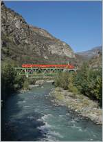 Auf halbem Weg zwischen Verres und Chatillon Saint Vincent ist bimodularer FS Trenitalia BUM BTR 813 als RV VdA 2721 von Torino nach Aosta unterwegs und überquert bei Borgo den Fluss Dora Baltea. 

11. Oktober 2023