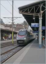 Der FS Trenitalia ETR 610 003 erreicht als EC 143 den Bahnhof von Montreux.
