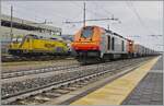Die Dinazzano Pò (DPO) Eurolight D 284 002 (UIC 92 83 2284 002-8 I-DPO) und die D 744 006 (UIC 92 83 2744 006-3 IT-DPO) warten in Reggio Emilia mit einem Güterzug auf die Abfahrt. Im Hintergrund bereichert die Medway E 949 232 das Bild.

14. März 2023