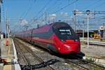  .italo EVO 12 Triebzug 93 83 4675 ..., verl�sst am 16.05.2019 in den Bahnhof von Verona.