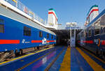 Der Trenitalia InterCity Notte ICN 1962 von Syrakus (Siracusa) nach Milano Centrale, ist am 20.07.2022 in Messina auf die RFI Eisenbahnf�hre Iginia II, verladen.