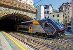 Der Trenitalia “Rock” ETR 521-085, ein f�nfteiliger Elektrotriebzug vom Typ Hitachi Caravaggio, erreicht am 21.07.2022 als Cinque Terre Express  von Levanto nach La Spezia Centrale, den